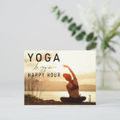 Yoga ist meine Happy Hour Woman posiert Yoga Postkarte (Stehend Vorderseite)