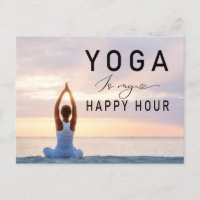 Yoga ist meine Happy Hour Woman posiert Yoga