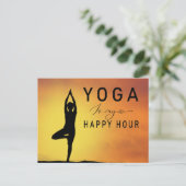 Yoga ist meine Happy Hour Woman posiert Yoga Postkarte (Stehend Vorderseite)