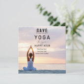 Yoga ist meine Happy Hour Woman posiert Yoga Save The Date (Stehend Vorderseite)