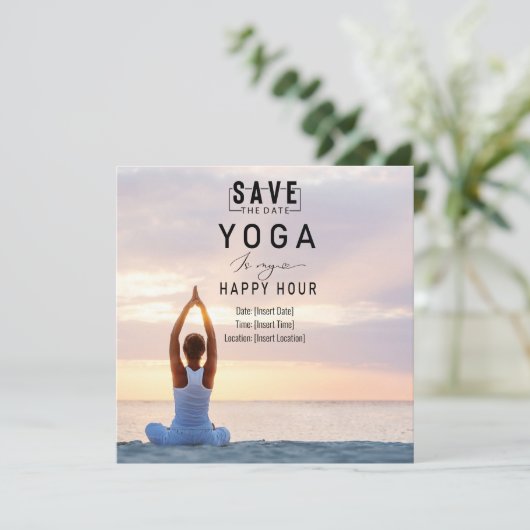 Yoga ist meine Happy Hour Woman posiert Yoga Save The Date (Stehend Vorderseite)