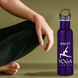 Yoga Junkie White Silhouette 24 Oz Wasserflasche Edelstahlflasche<br><div class="desc">© Sunny Mars Designs - Yoga Silhouette Weiße Profile Pose Anpassbar 24 Oz Edelstahl Sportflaschen - Cool Yoga Junkie Custom gedruckt 24oz wiederverwendbar 100% BPA kostenlose Wasser Flasche mit einer weißen Silhouette einer Frau, die Yoga praktiziert. Ideal für Yogis, Yogalehrer, Yogalehrer, Yogalehrer oder Yogastudenten. Sie können es personalisieren, indem Sie...</div>