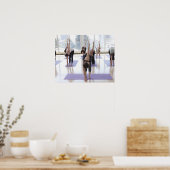 Yoga-Klasse mit Lehrer in einem Poster (Küche)