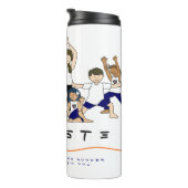 Yoga-Lehrer mit den Studenten niedlich Thermosbecher (Nach rechts gedreht)