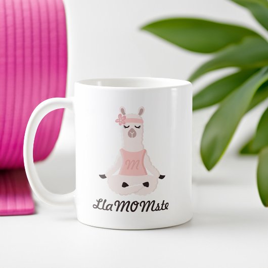 Yoga Llama Mama | LlaMOMste Niedlich Pink Monogram Kaffeetasse
