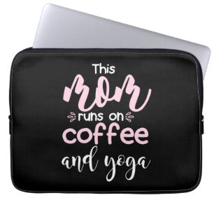 Yoga Lover Diese Mama läuft auf Kaffee und Yoga Laptopschutzhülle