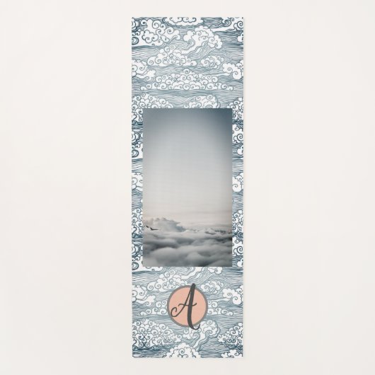 YOGA MAG A MONOGRAM AND CLOUD PATTER YOGAMATTE (Vorderseite)