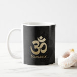 Yoga Mediator für Black & Gold OM Symbol Kaffeetasse<br><div class="desc">Elegante Yoga Mediation Instruktor Tasse Vorlagen - Moderne Minimalistische Imitate Gold Foil Blind veredelt / entbüffelt OM Symbol auf schwarz Papier. Ideal für Yoga Instructor / Fitness Personal Trainer und mehr... </div>