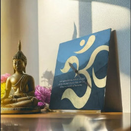 Yoga Meditation Instructor Blue and Gold OM Symbol Quadratische Wanduhr