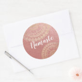 Yoga Meditation Instructor Pink Gold Foil Mandala Runder Aufkleber (Umschlag)