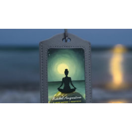 Yoga Meditation Pose auf Rock Full Moon Stars Nigh Ausweis