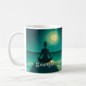Yoga Meditation Pose auf Rock Full Moon Stars Nigh Kaffeetasse (Links)