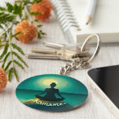 Yoga Meditation Pose auf Rock Full Moon Stars Nigh Schlüsselanhänger (Seite)