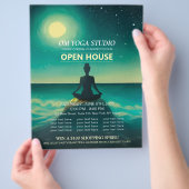 Yoga Meditation Pose auf Rock Moon Ocean Open Hous Flyer (Hand)