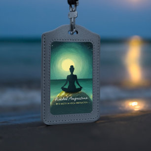 Yoga-Meditationspose auf Felsen Vollmond Sterne Na Ausweis