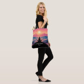 Yoga mit Sunset View - Name oder Text hinzufügen Tasche (Am Model)