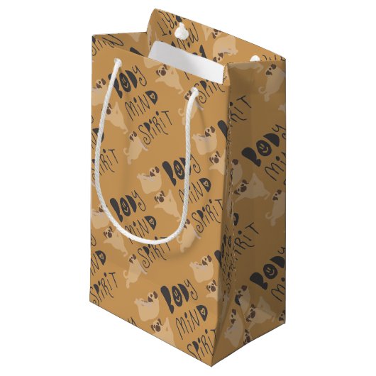 Yoga-Möpsen Kleine Geschenktüte (Vorderseite Schrägansicht)