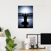 Yoga nachts am Strand mit Vollmond Reflekti Poster (Heimbüro)