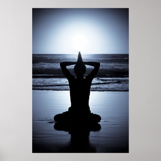 Yoga nachts am Strand mit Vollmond Reflekti Poster (Vorne)