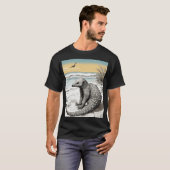 Yoga Pangolin am Strand: Intricate Tinte Illustra T-Shirt (Vorne ganz)
