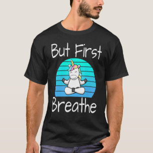 Yoga-Pose Einhorn Sonnenuntergang Aber zuerst atme T-Shirt