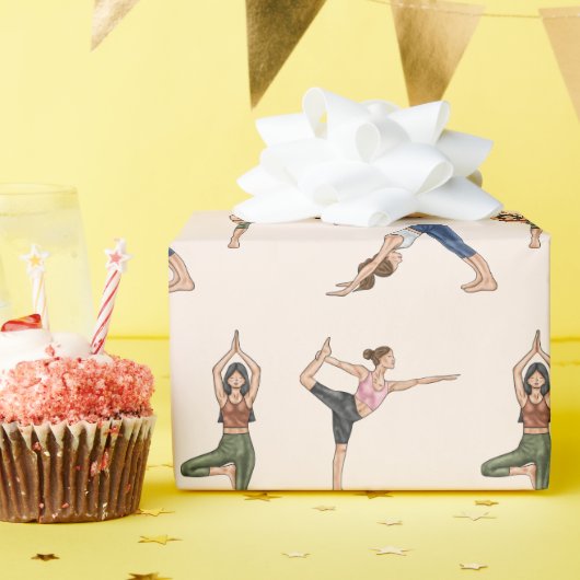 Yoga-Pose-Frauen auf beigem Workout-Muster Geschenkpapier (Geburtstagsparty)