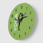 Yoga Pose Silhouette on Green Background Große Wanduhr (Winkel)