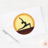 Yoga Pose Silhouette Sunrise Round Stickers (Umschlag)