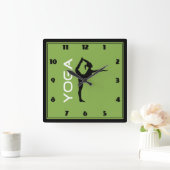 Yoga-Pose-Silhouette über den grünen Hintergrund Quadratische Wanduhr (Zuhause)