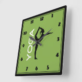 Yoga-Pose-Silhouette über den grünen Hintergrund Quadratische Wanduhr (Winkel)