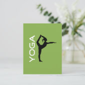 Yoga-Pose-Silhouette zum grünen Hintergrund Postkarte (Stehend Vorderseite)