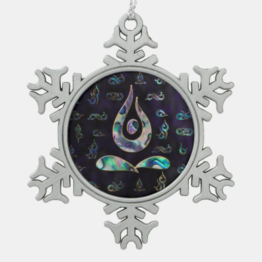 Yoga-Pose-Symbol-goldenes lila Ohrschneckenmuster Schneeflocken Zinn-Ornament (Vorderseite)