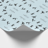 Yoga-Posen und Textmuster auf blau Geschenkpapier (Ecke)