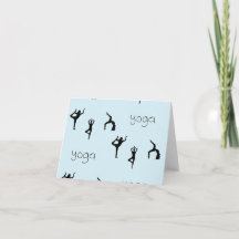 Yoga-Posen und Textmuster auf blau