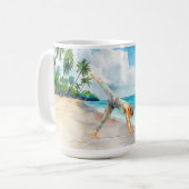 Yoga-Position am Strand Kaffeetasse (Vorderseite Links)
