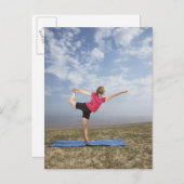 Yoga praktizierende Frau am Strand Postkarte (Vorne/Hinten)