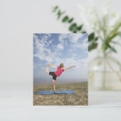 Yoga praktizierende Frau am Strand Postkarte (Stehend Vorderseite)