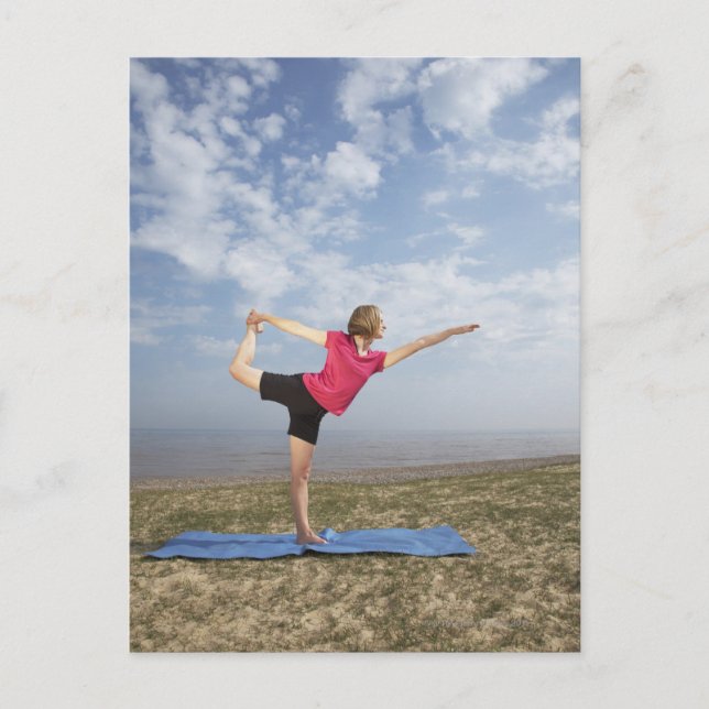 Yoga praktizierende Frau am Strand Postkarte (Vorderseite)