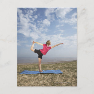 Yoga praktizierende Frau am Strand Postkarte