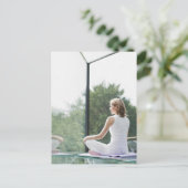 Yoga praktizierende Frauen Postkarte (Stehend Vorderseite)