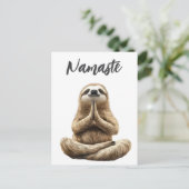 Yoga Sloth Namaste Postkarte (Stehend Vorderseite)