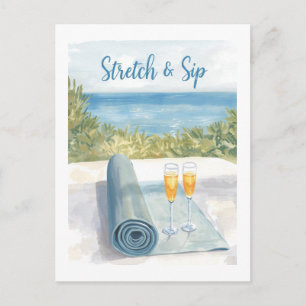 Yoga Stretch und Trinken mit Meereskulisse Postkarte