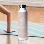 Yoga Studio Logo Business Water Bottle Werbeaktion Trinkflasche<br><div class="desc">Erstellen Sie Ihre eigene Yoga Studio Wasserflasche! Eine großartige Werbeidee für Ihr Unternehmen. Verkaufen Sie an Ihre Kunden,  belohnen Sie Ihre Mitarbeiter,  geben Sie Ihren treuen Kunden.</div>