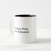Yoga-Tasse - glückliche Baby-Pose Zweifarbige Tasse (Vorderseite Links)