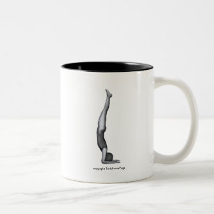 Yoga-Tasse - Pfau-Pose Zweifarbige Tasse