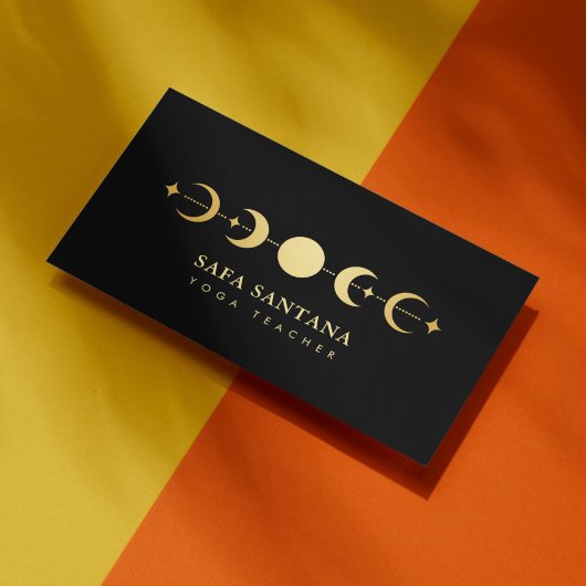 Yoga Teacher Moon setzt Schwarz und Gold Visitenkarte