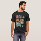 Yoga und Hunde machen mich glücklich T-Shirt (Vorne ganz)