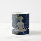 Yoga Weibliche Universum Maureen Girard Kaffeetasse (Mittel)