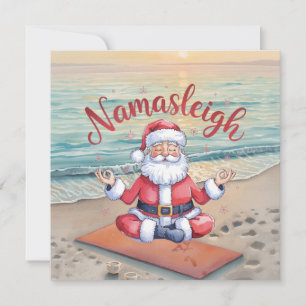 Yoga-Weihnachten Santa Claus posiert am Strand Feiertagskarte