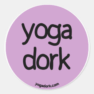 Yogadork-Aufkleber um lila Runder Aufkleber